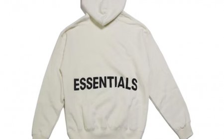 Essentials Hoodie: A Must-Have in Modern Streetwear